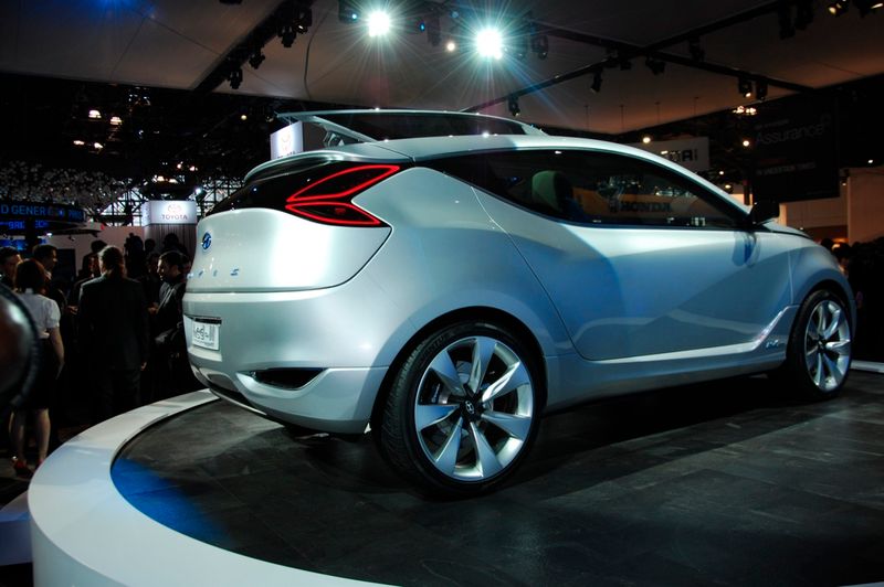 Illustration for article titled Hyundai Nuvis Concept: Hybrid Blue Drive Gives It Wings